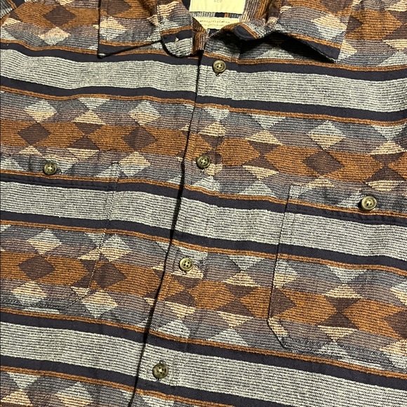 Geometric Patterned Button-Up Shirt - Picture 4 of 5